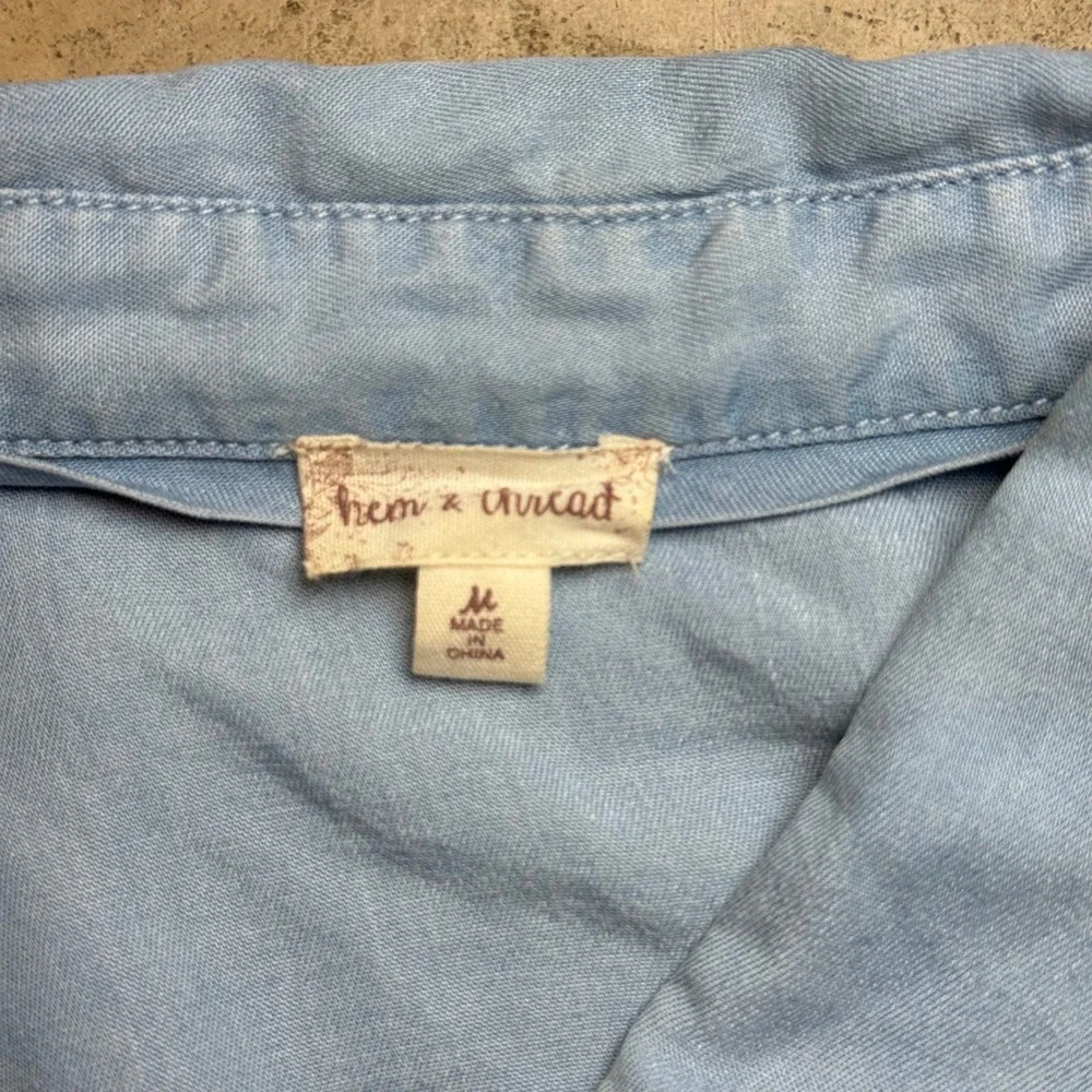 Denim Light Blue Tie Front Shirt Hem & Thread Button Down Long Sleeve Medium - Picture 4 of 8